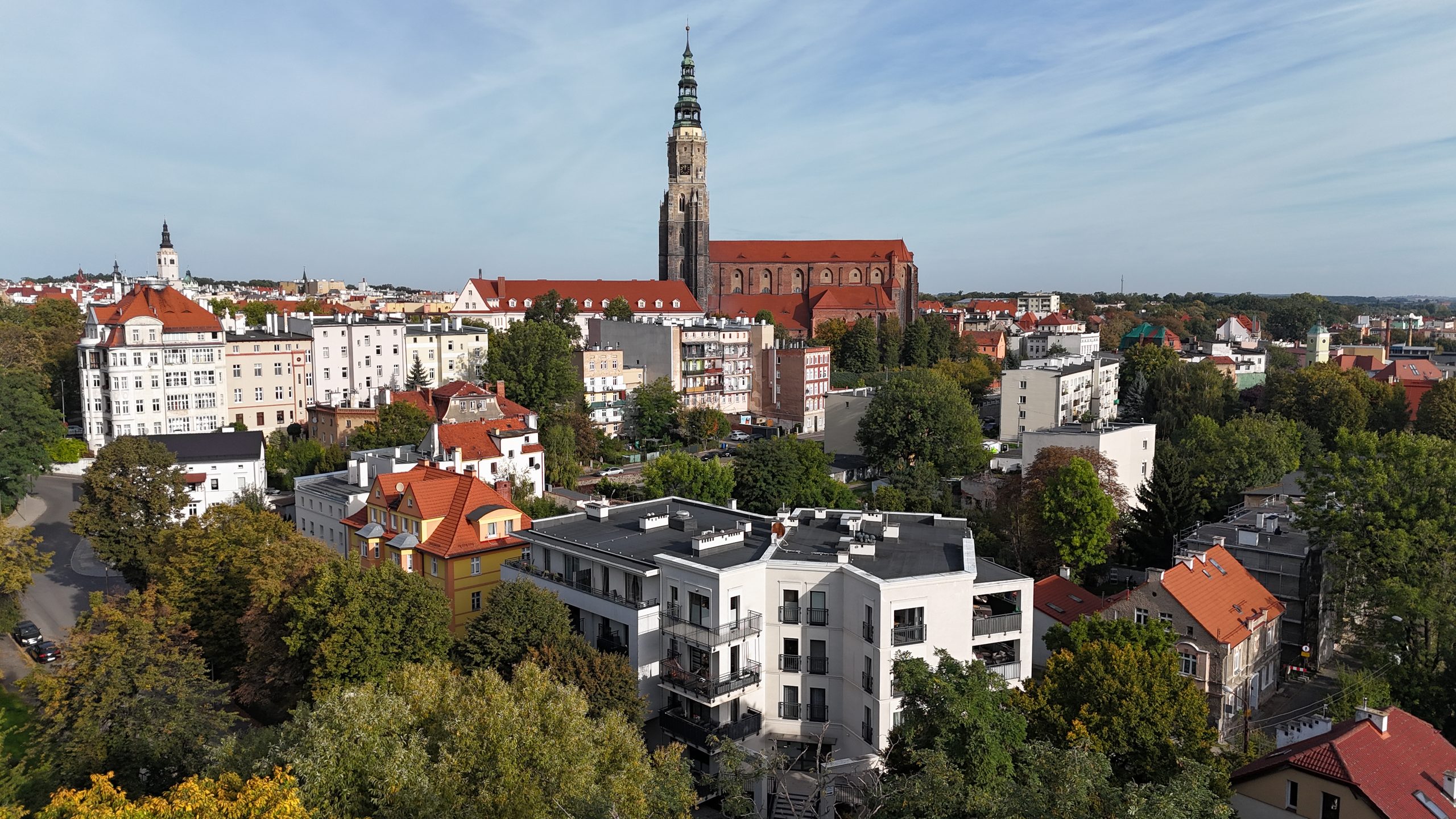 Zdjęcie budynku zlokalizowanego na Placu Ludowym w Świdnicy-ujęcie z lotu ptaka z widokiem na katedrę Świdnicką.