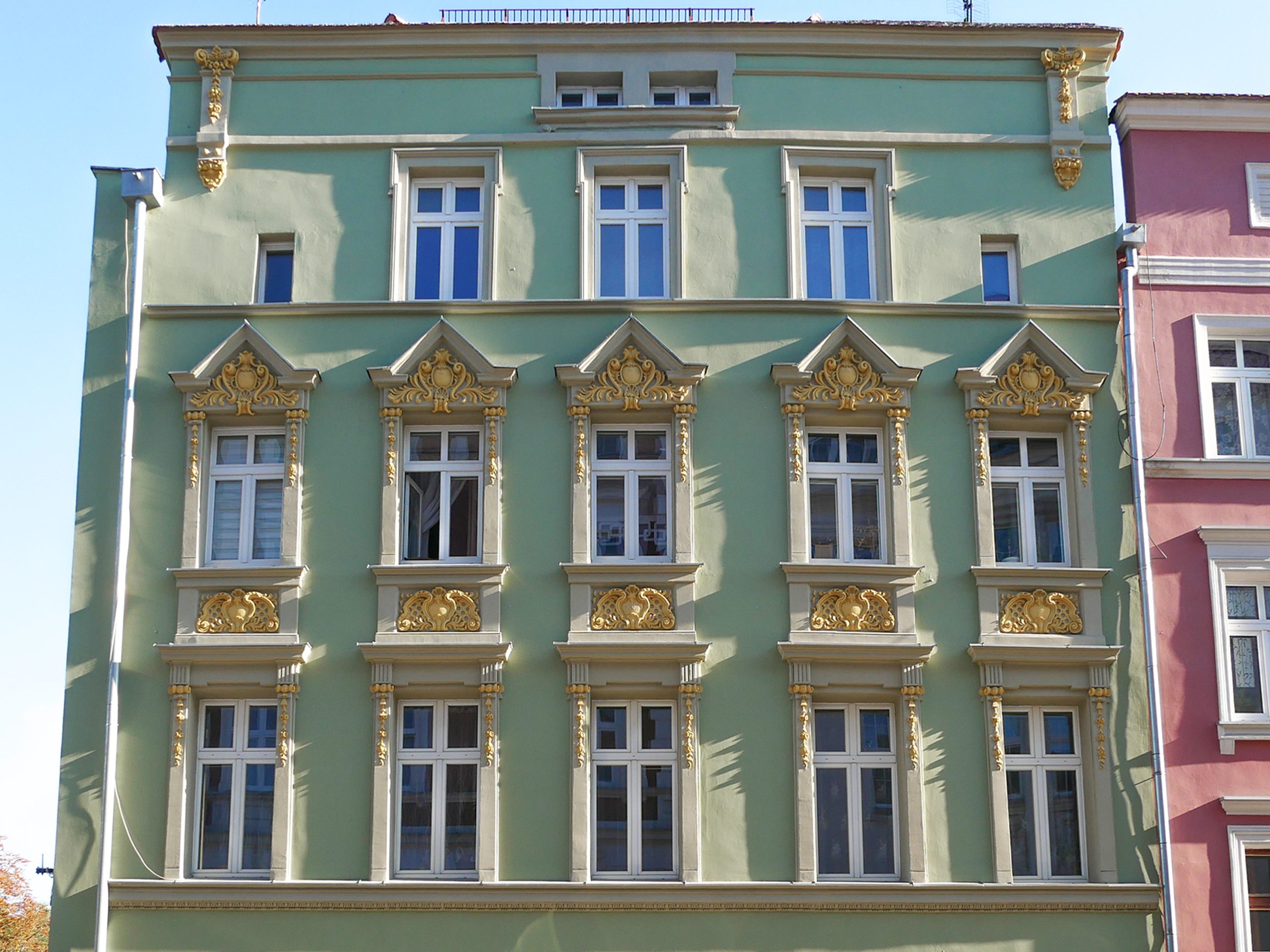 Elewacja frontowa kamienicy na ulicy Grodzkiej 22 w Świdnicy-ujęcie od przodu