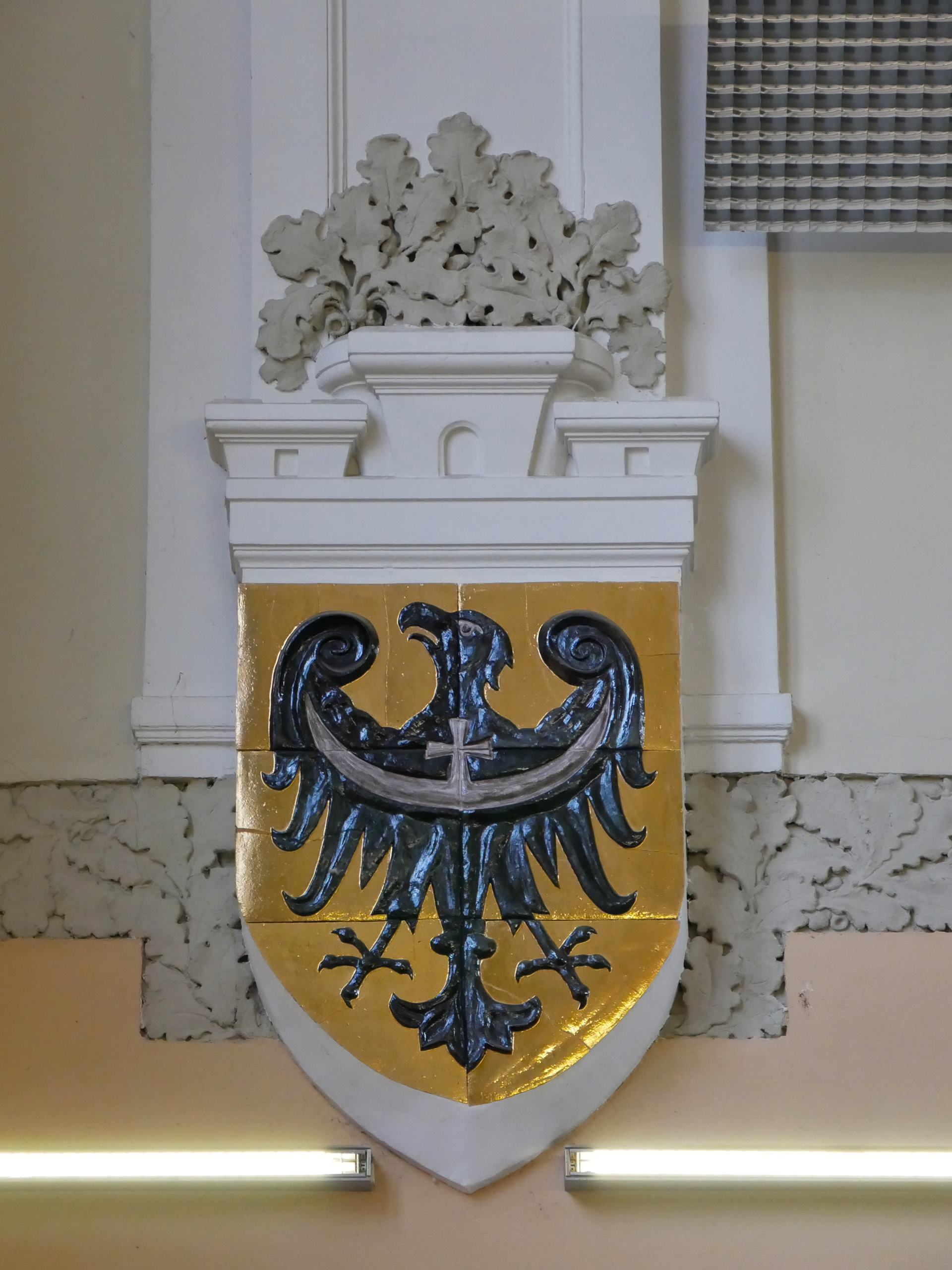 Zdjęcie herbu we wnętrzu Dworca Głównego w Świdnicy