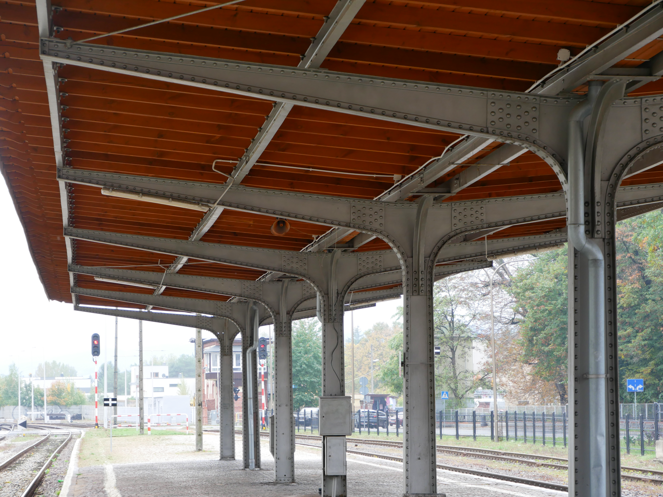 Zdjęcie historycznego zadaszenia peronu Dworca Głównego w Świdnicy.