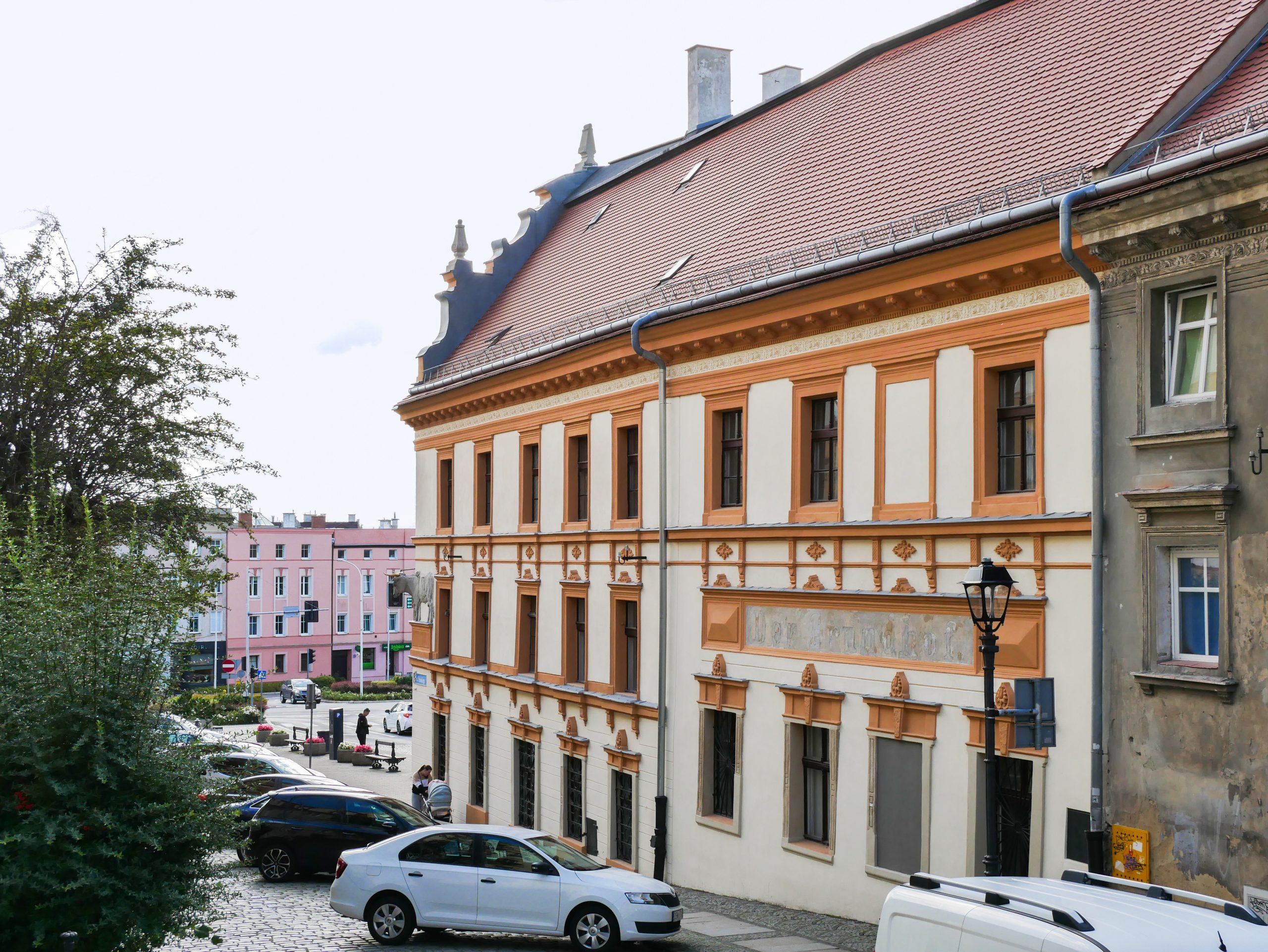 Zdjęcie bocznej elewacji Kamienicy pod Bykami na ulicy Długiej w Świdnicy.
https://swidnica24.pl/2024/09/ruszyl-remont-zabytkowej-kamienicy-pod-bykami-wedlug-legend-jest-to-najstarszy-dom-w-swidnicy-foto/