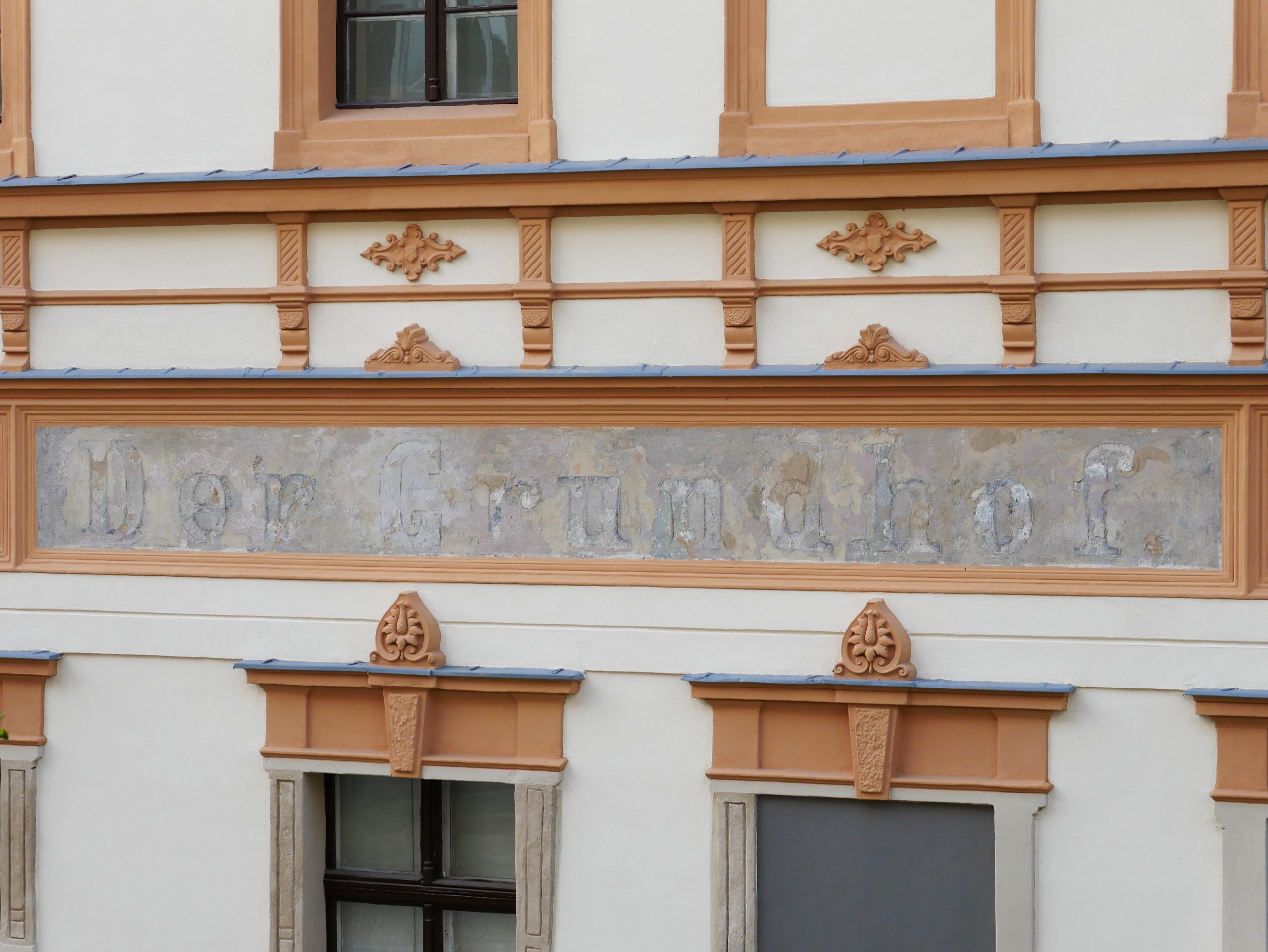 Zdjęcie napisu w języku niemieckim y odkrytego podczas remontu Kamienicy  pod Bykami na ulicy Długiej w Świdnicy.
https://historia-swidnica.pl/niespodziewane-odkrycie-na-dlugiej-45/