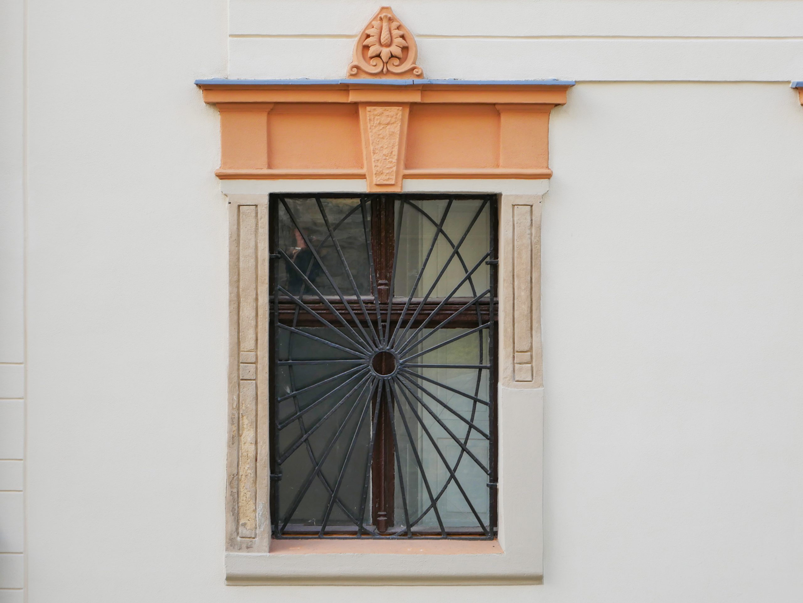 Zdjęcie opaski okiennej Kamienicy pod Bykami na ulicy Długiej w Świdnicy.