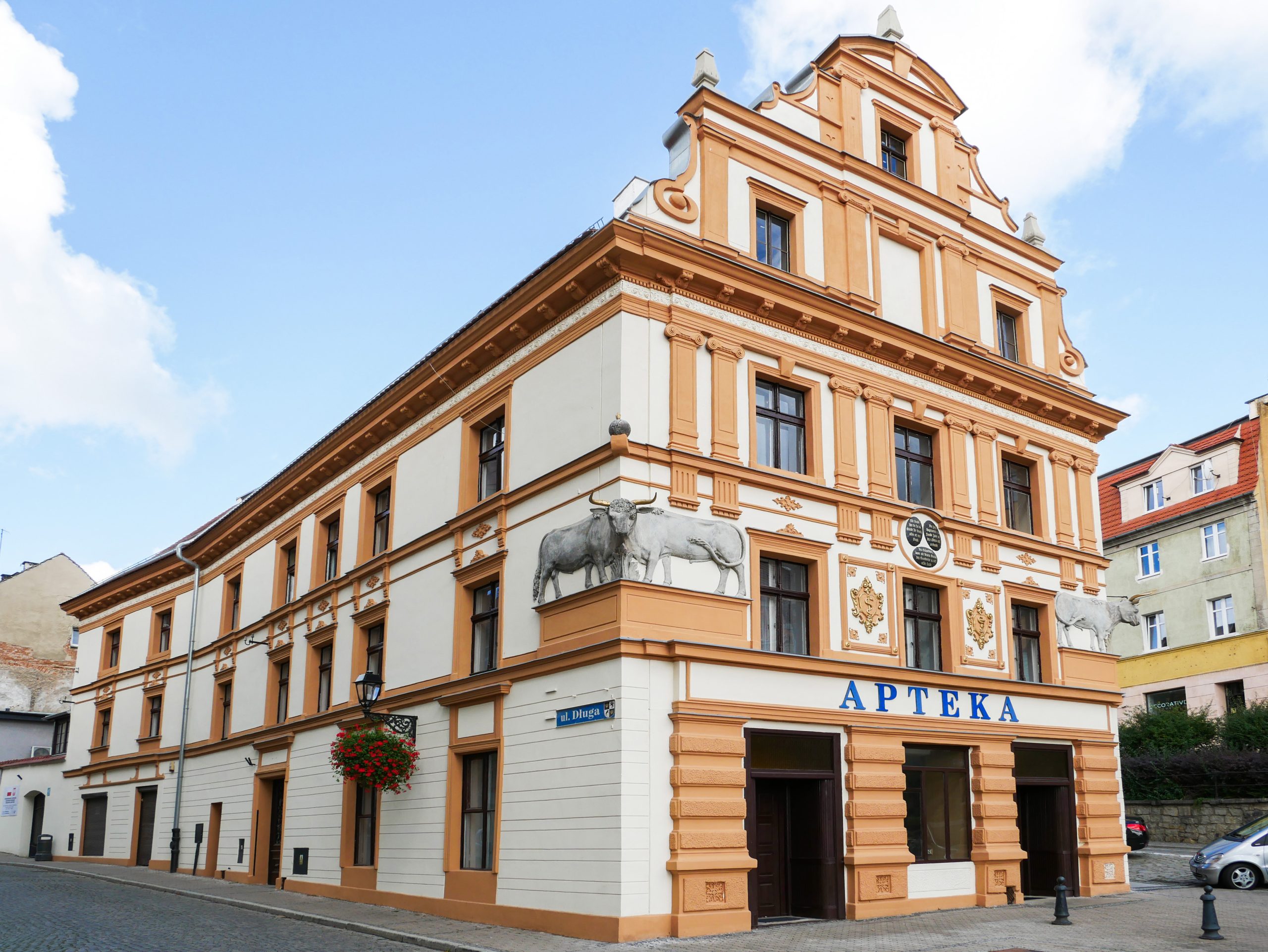 KAMIENICA POD BYKAMI