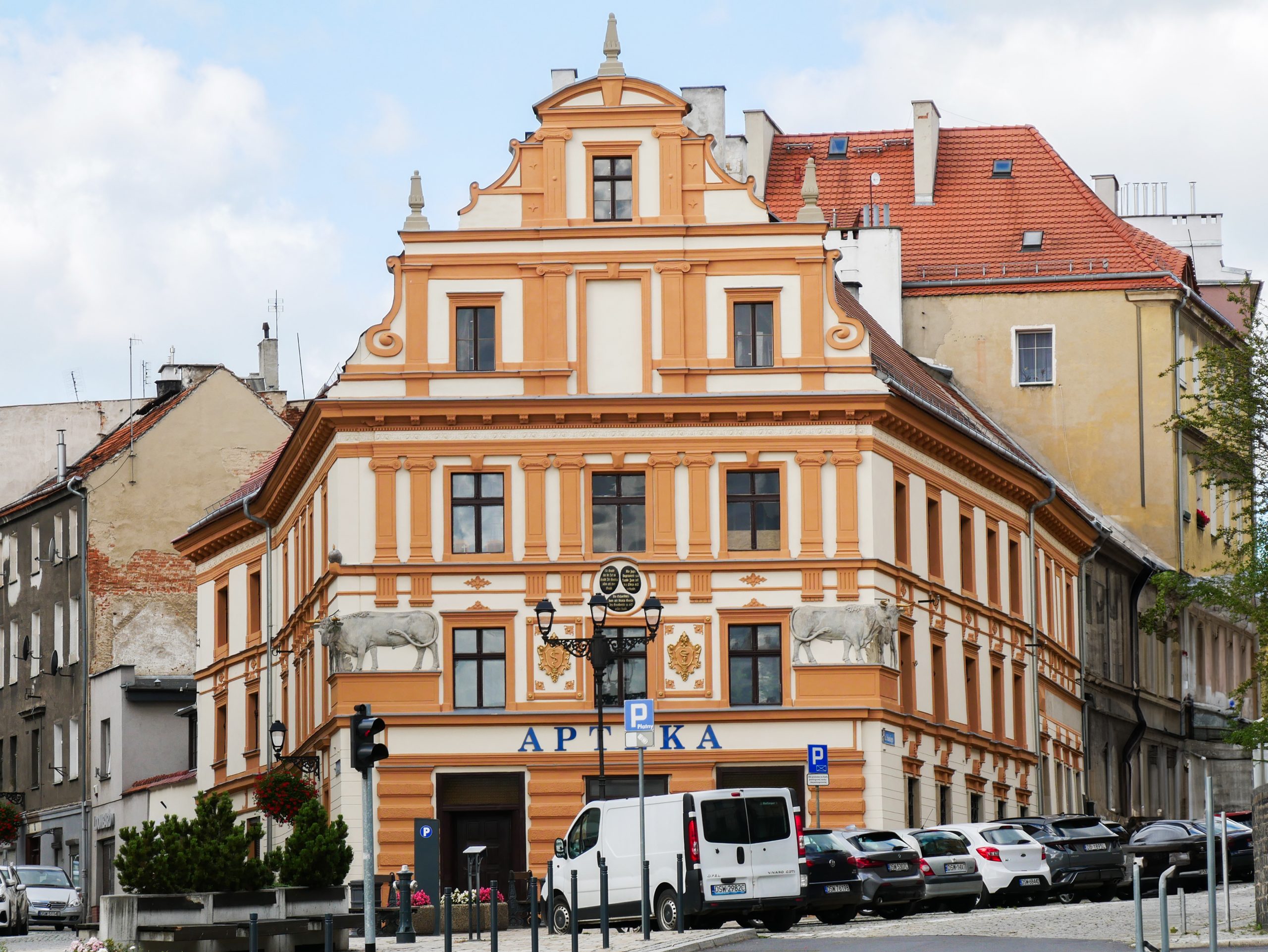 Zdjęcie frontowej elewacji Kamienicy pod Bykami na ulicy Długiej w Świdnicy.
https://walbrzych.wyborcza.pl/walbrzych/7,178336,31441165,byl-na-niej-chrystus-ale-komunisci-go-usuneli-zostaly-majestatyczne.html