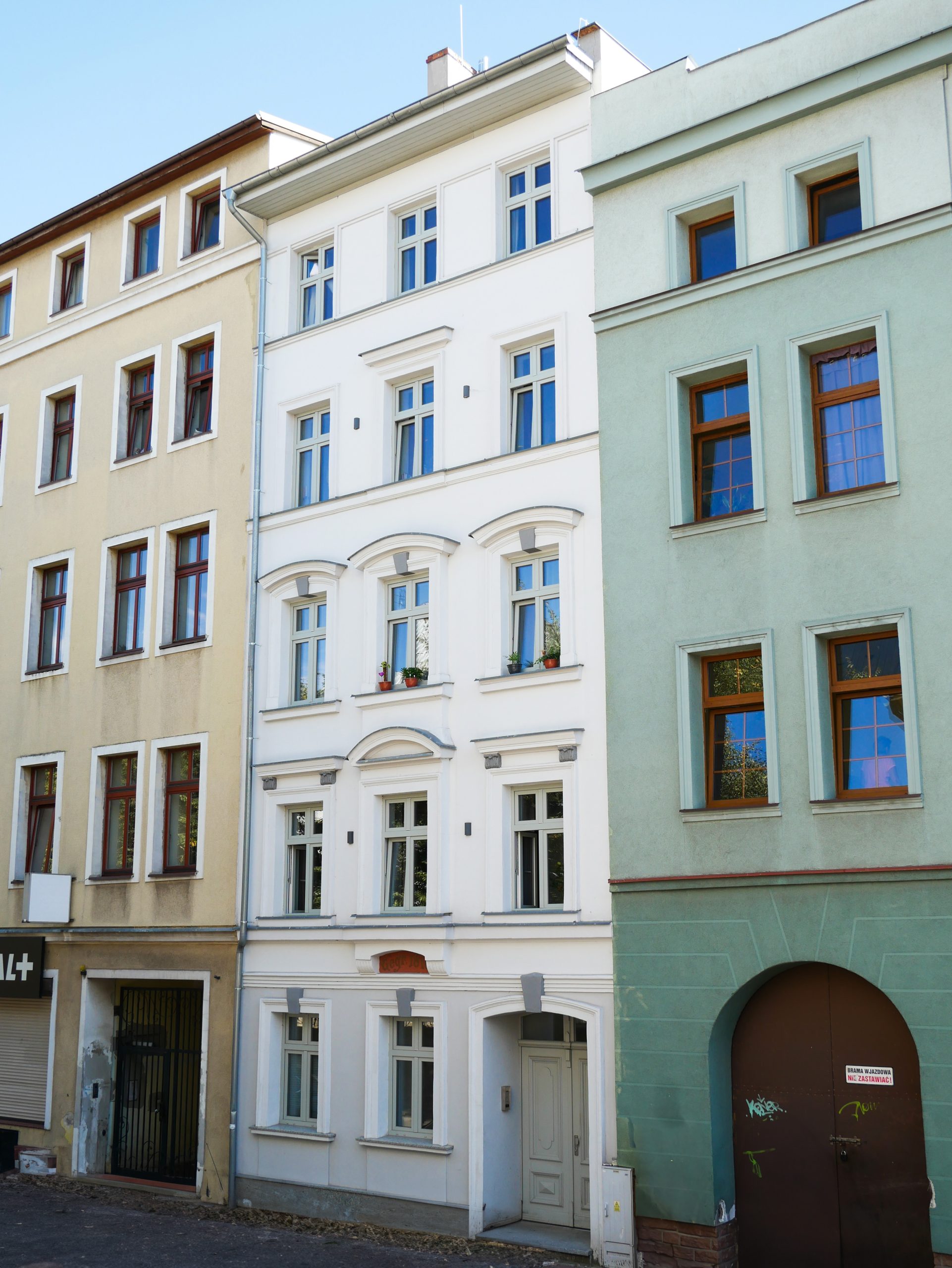 Zdjęcie elewacji frontowej kamienicy na ulicy Zamkowej w Świdnicy-ujęcie od prawej strony budynku