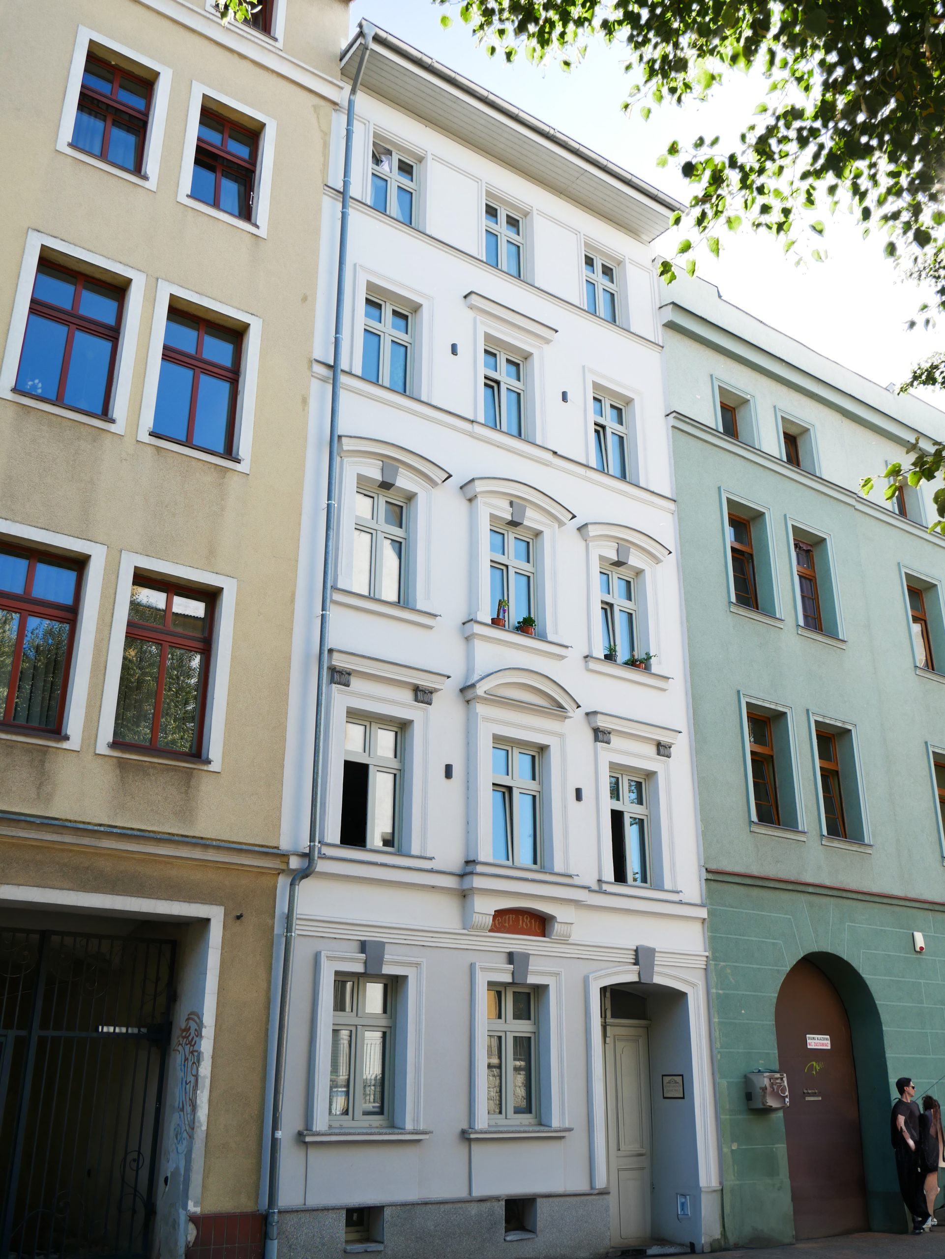 Zdjęcie elewacji frontowej kamienicy na ulicy Zamkowej w Świdnicy-ujęcie od lewej strony budynku