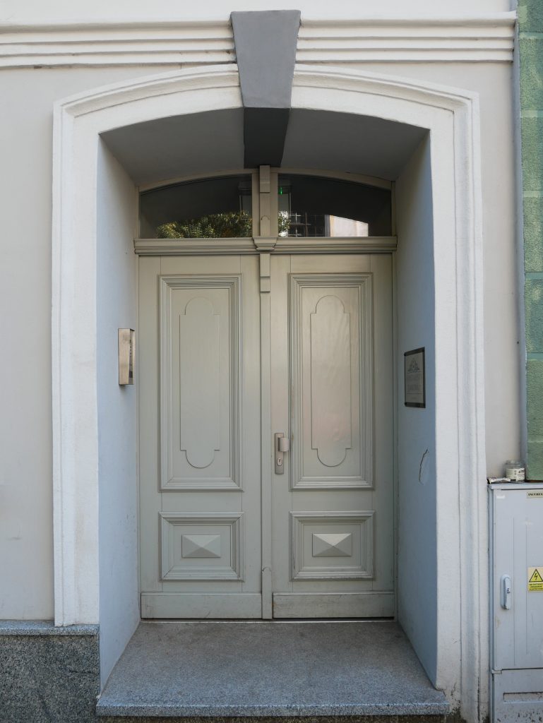 Zdjęcie stolarki drzwiowej zewnętrznej kamienicy na ulicy Zamkowej w Świdnicy.