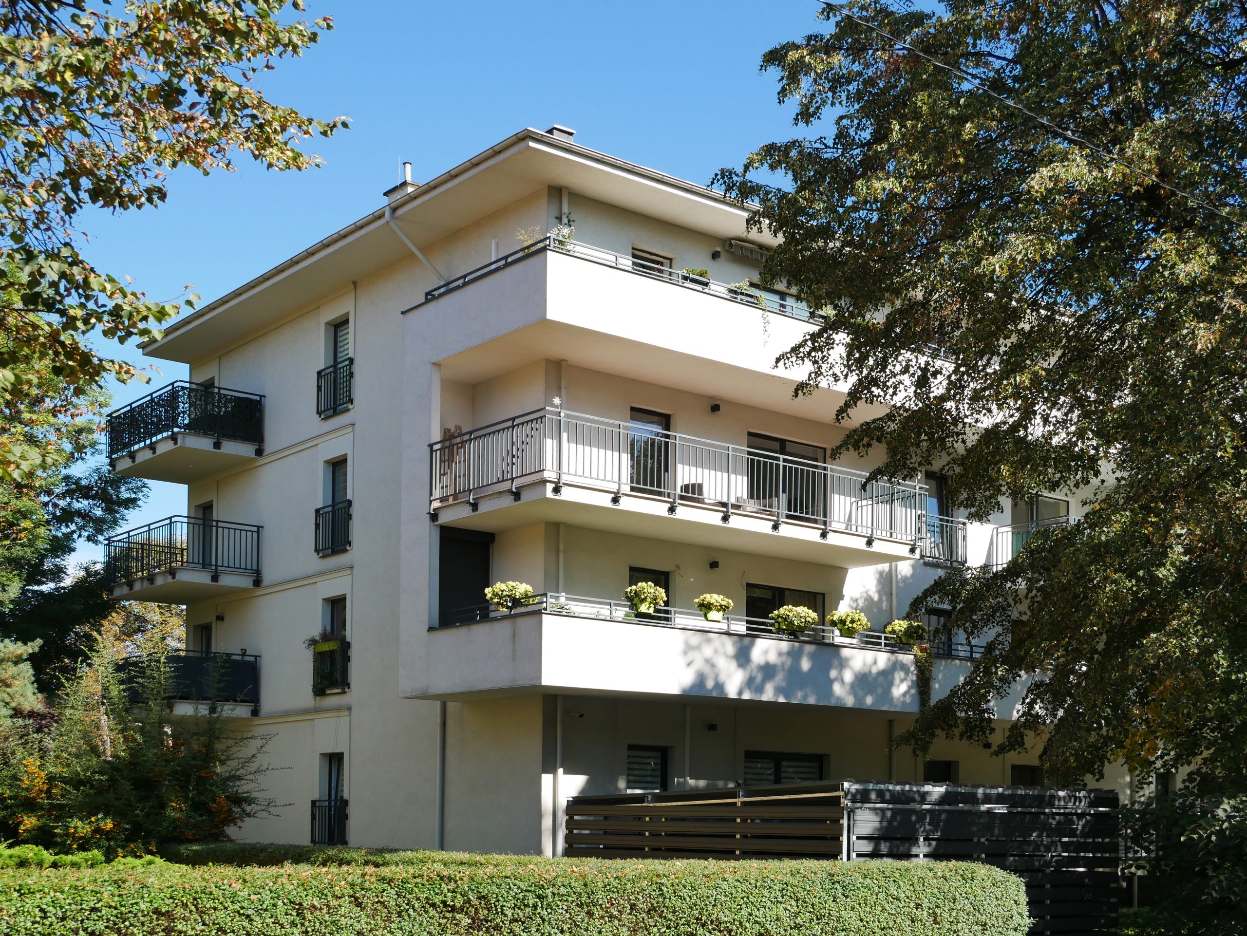 Zdjęcie budynku zlokalizowanego na Placu Ludowym w Świdnicy-ujęcie od strony ulicy