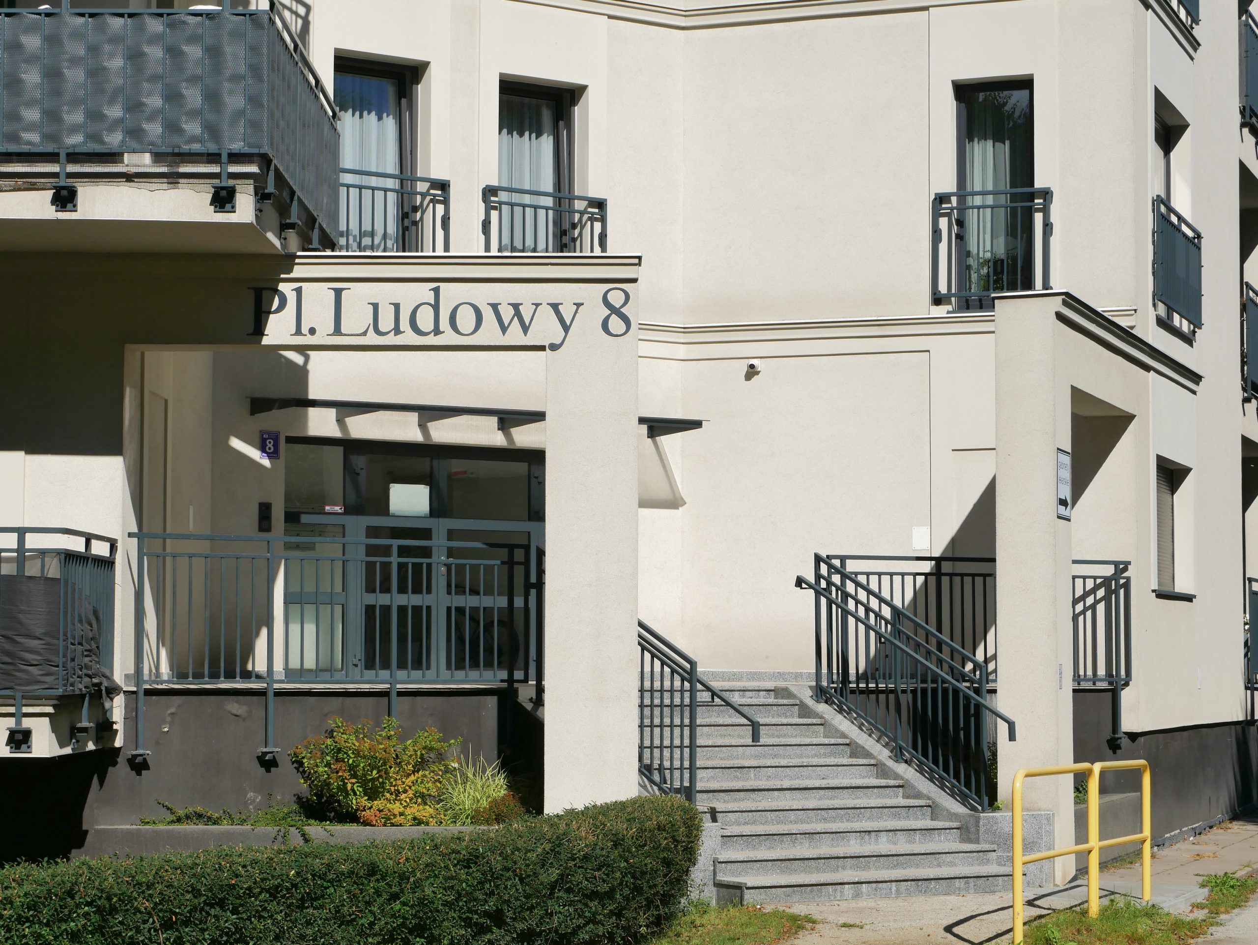 Zdjęcie detalu budynku zlokalizowanego na Placu Ludowym w Świdnicy-ujęcie strefy wejściowej