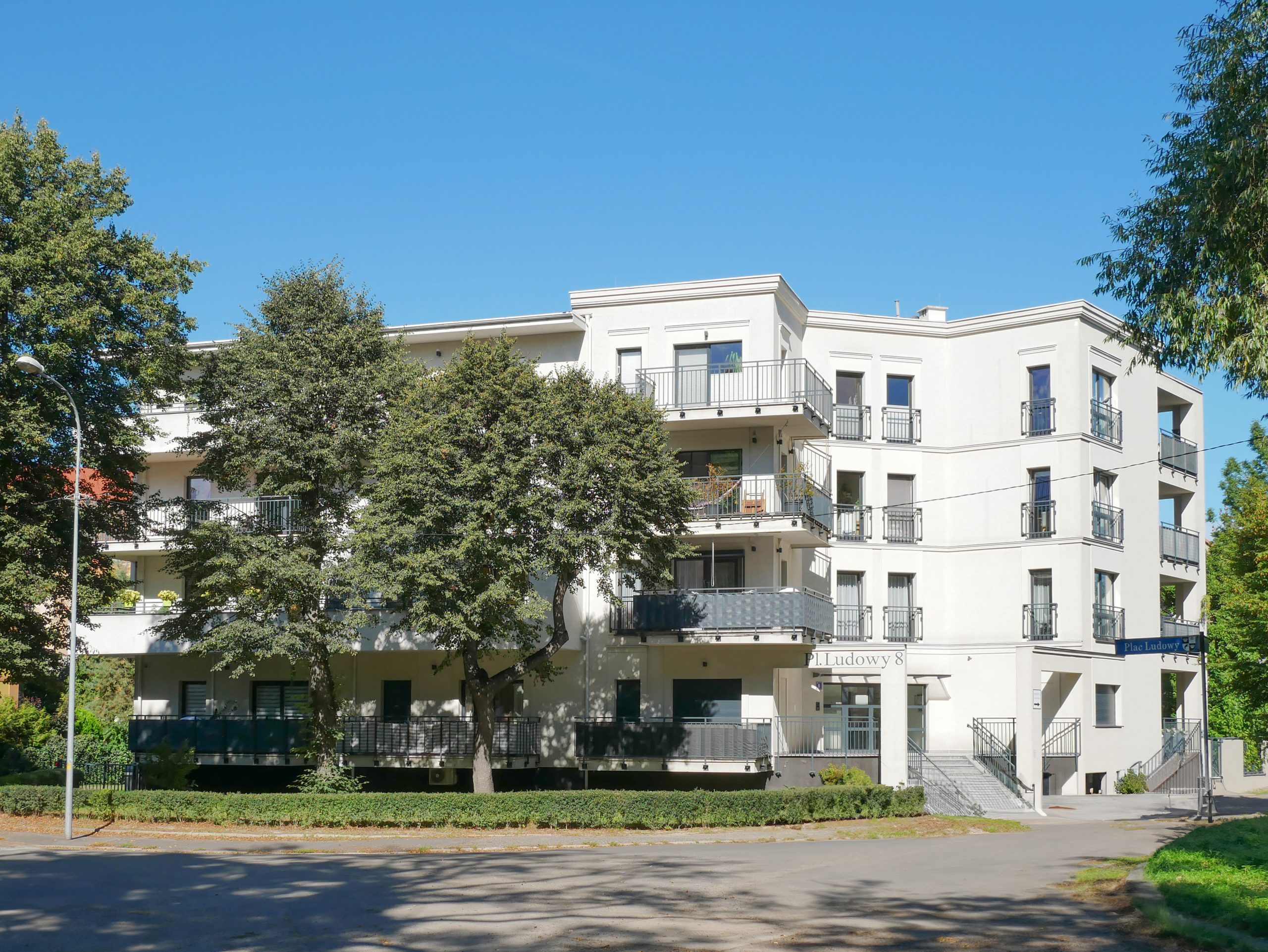 Zdjęcie budynku zlokalizowanego na Placu Ludowym w Świdnicy-ujęcie od strony parku