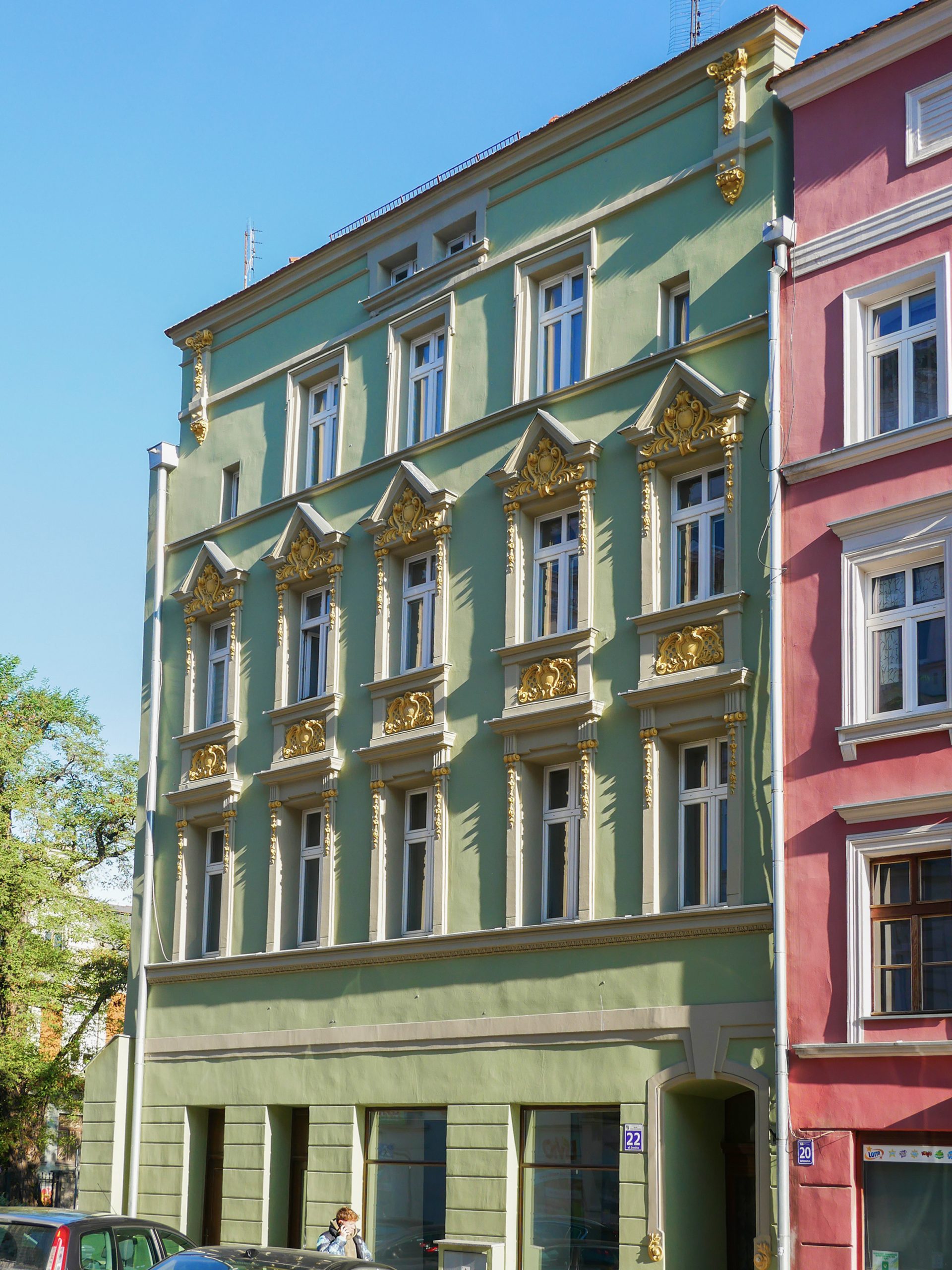 Elewacja frontowa kamienicy na ulicy Grodzkiej 22 w Świdnicy-ujęcie z boku