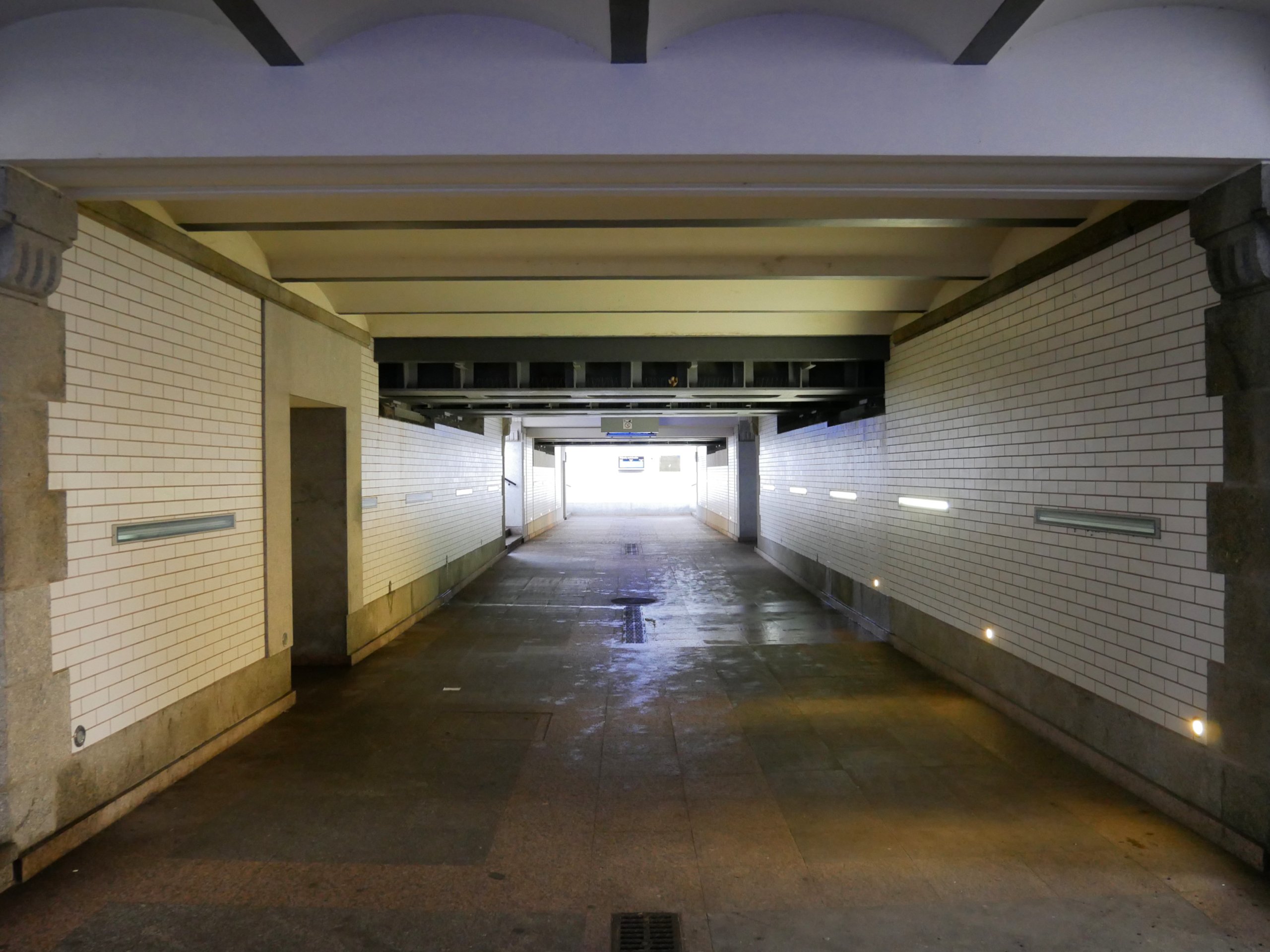 Zdjęcie przejścia podziemnego łączącego Dworzec Główny w Świdnicy na ulicy Dworcowej z dworcem PKS na ulicy Kolejowej