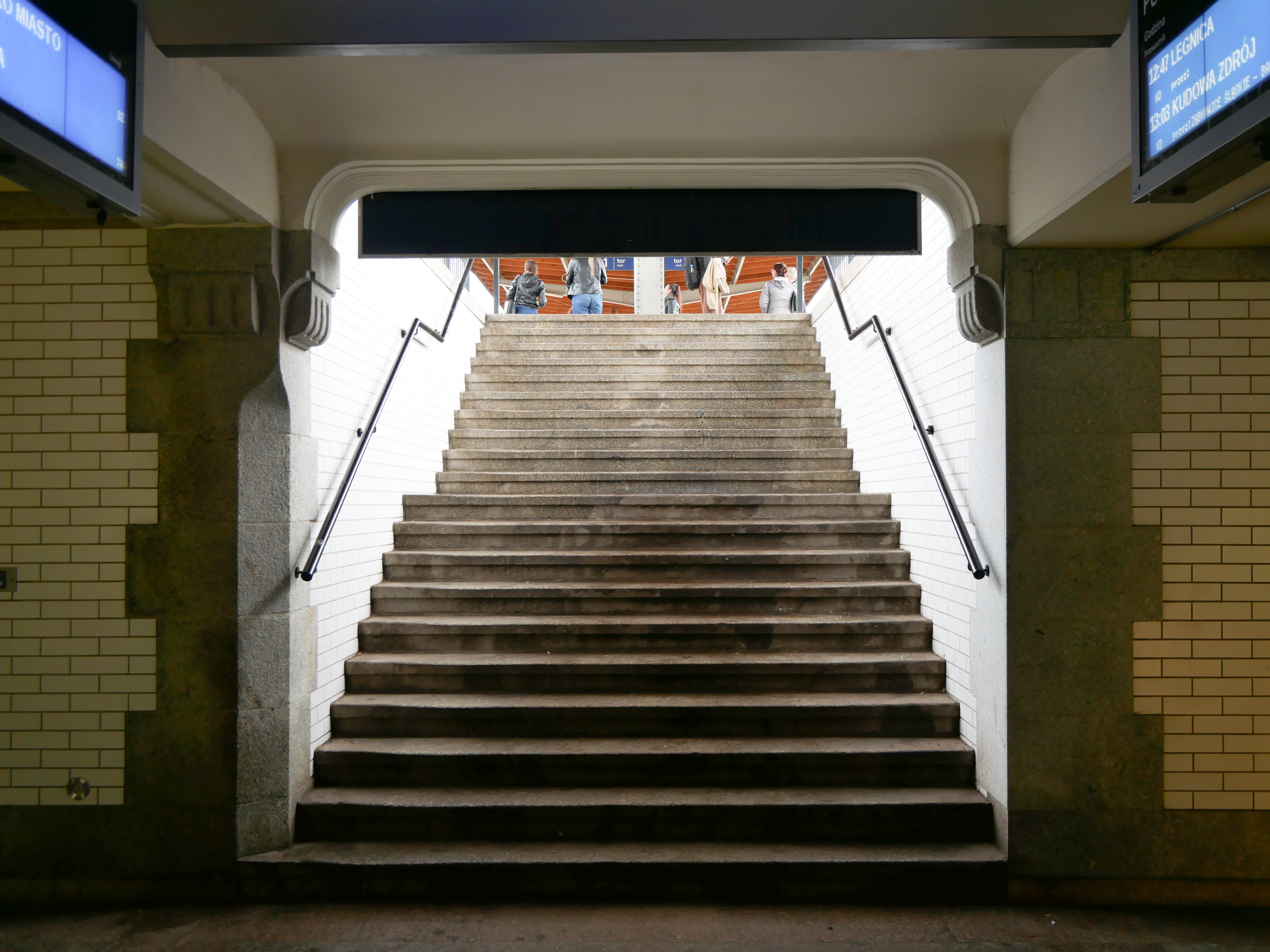 Zdjęcie schodów prowadzących na peron Dworca Głównego w Świdnicy.