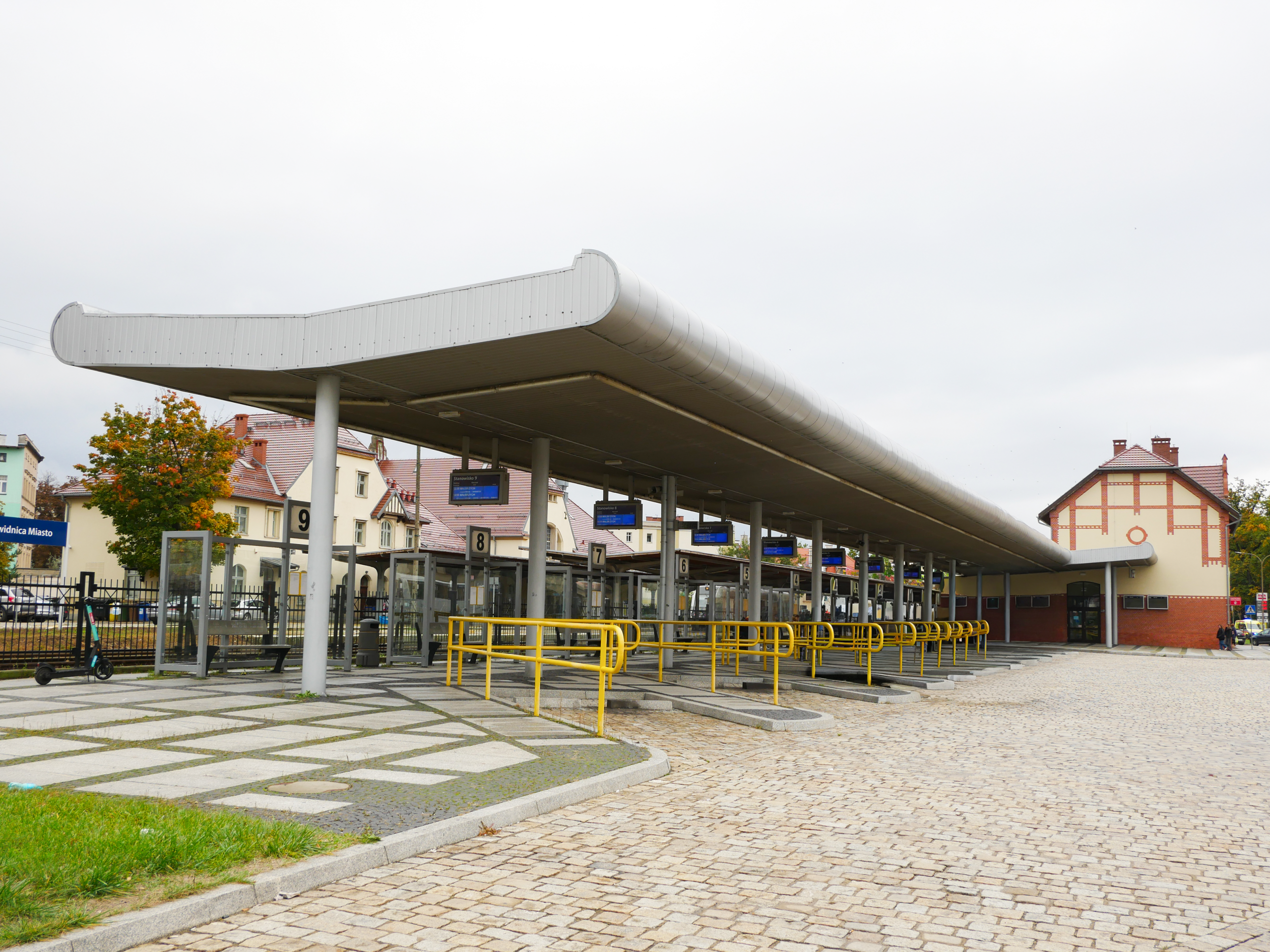 Zdjęcie dworca PKS w Świdnicy od strony ul. Kolejowej.