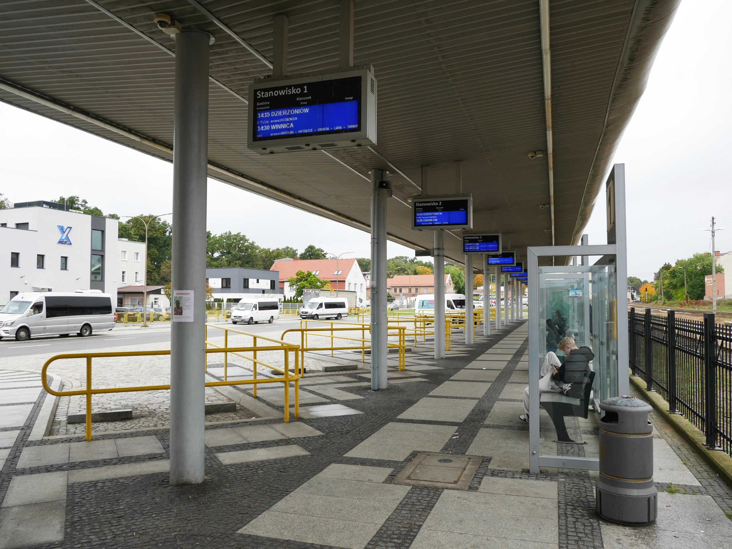 Zdjęcie dworca PKS w Świdnicy na ulicy Kolejowej.