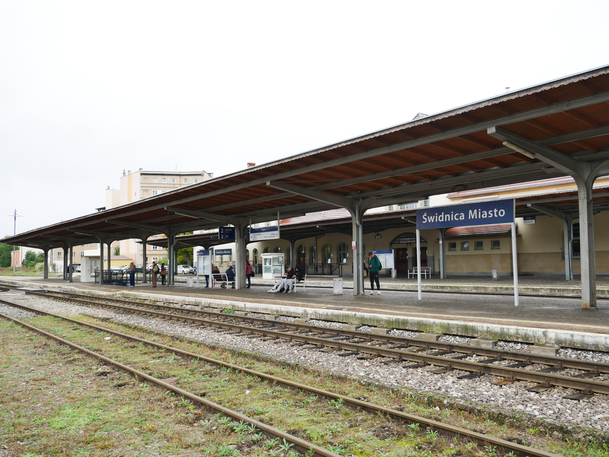 Zdjęcie historycznego zadaszenia peronu Dworca Głównego w Świdnicy na ulicy Dworcowej.