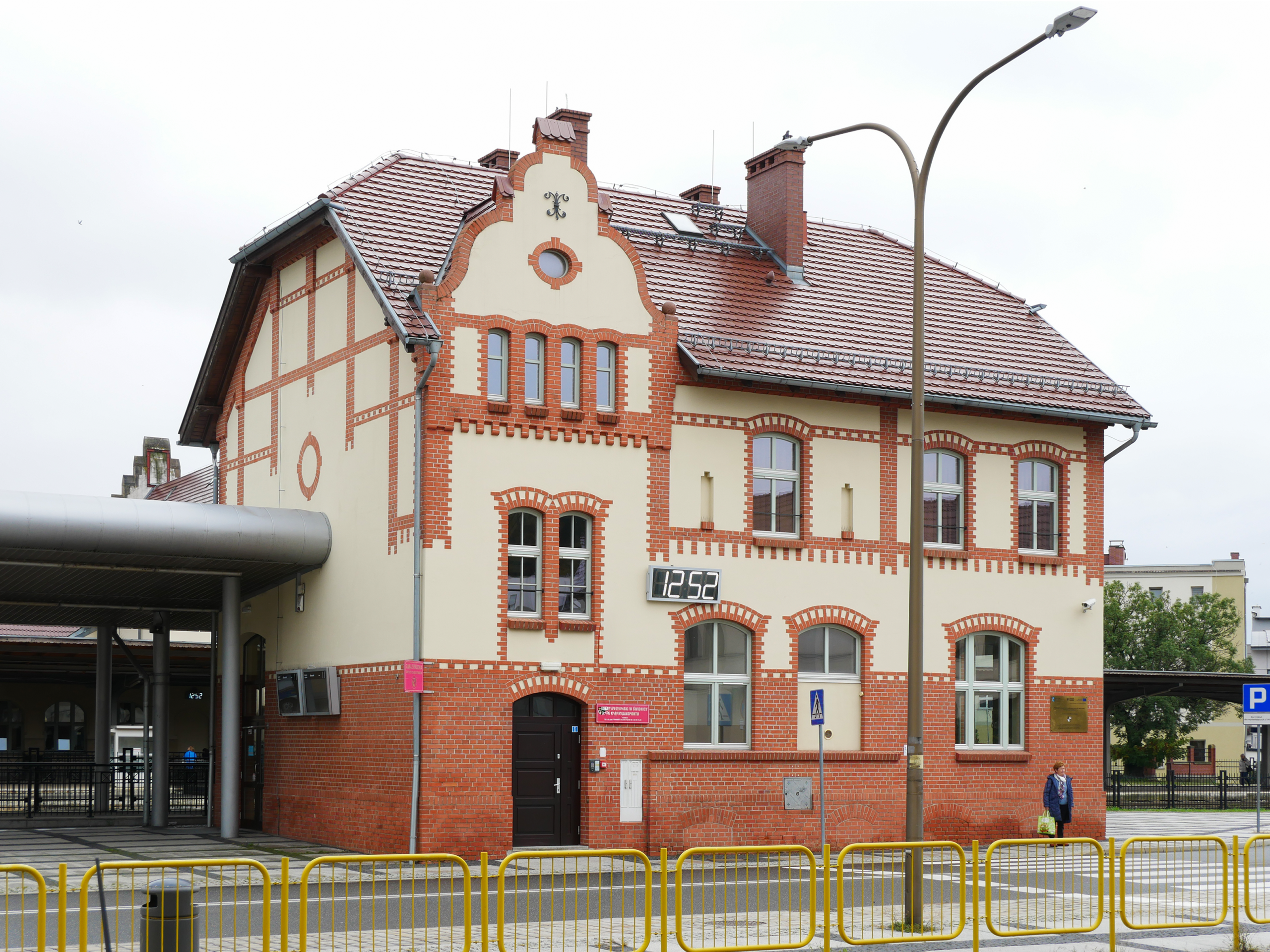 Zdjęcie poczekalni dworca autobusowego w Świdnicy od strony ulicy Kolejowej.