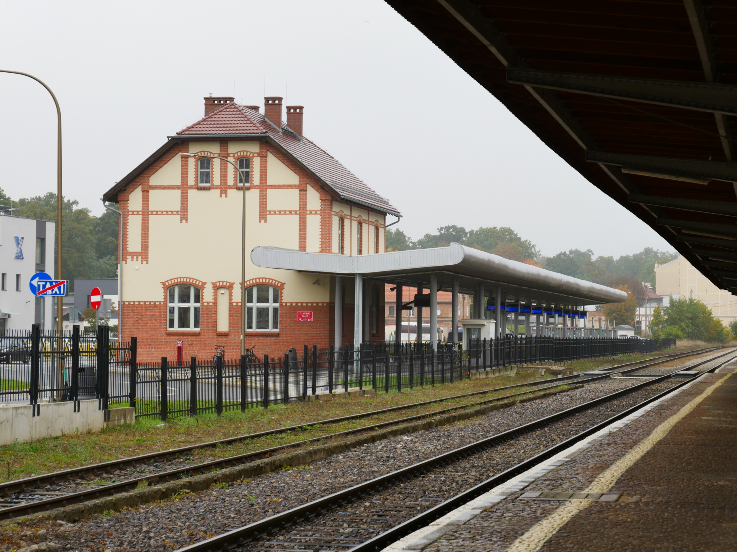 Zdjęcie dworca PKS z peronu Dworca Głównego w Świdnicy.