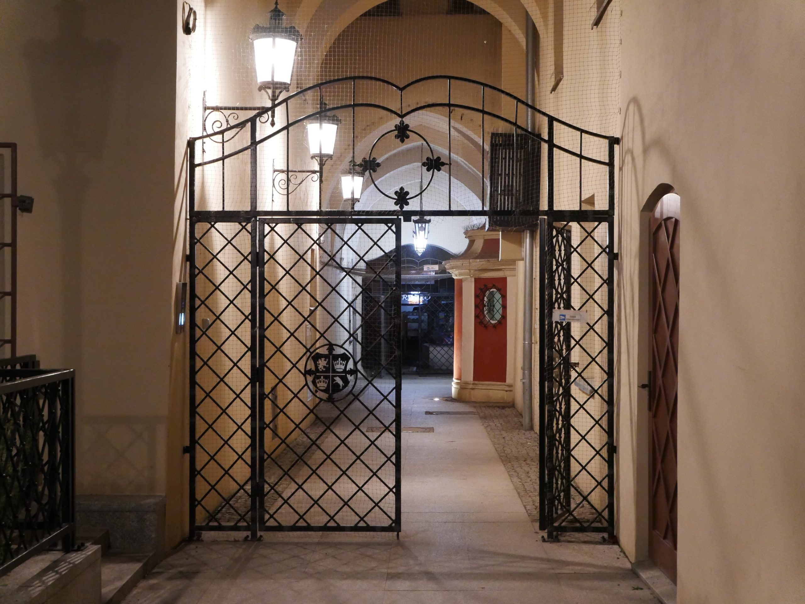 Zdjęcie Zaułka Świętokrzyskiego od strony Rynku. https://mojaswidnica.pl/ruszyl-dlugo-wyczekiwany-remont-zaulka-swietokrzyskiego-foto/