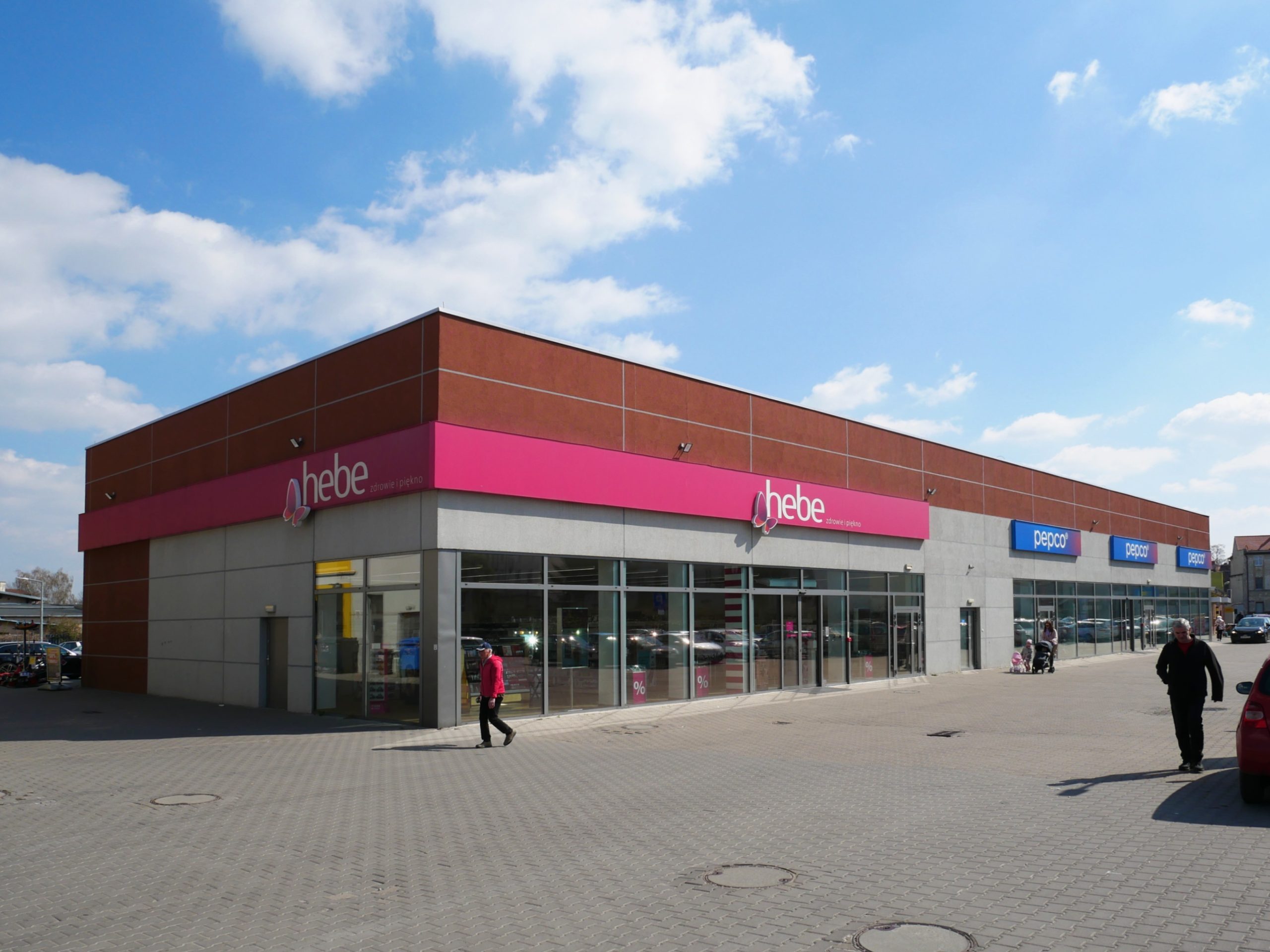 Widok  na jeden z budynków Retail Park w Świebodzicach na ulicy Strzegomskiej 13b. https://www.galeriehandlowe.pl/publikacje/tag/retail-park-swiebodzice/3772/1