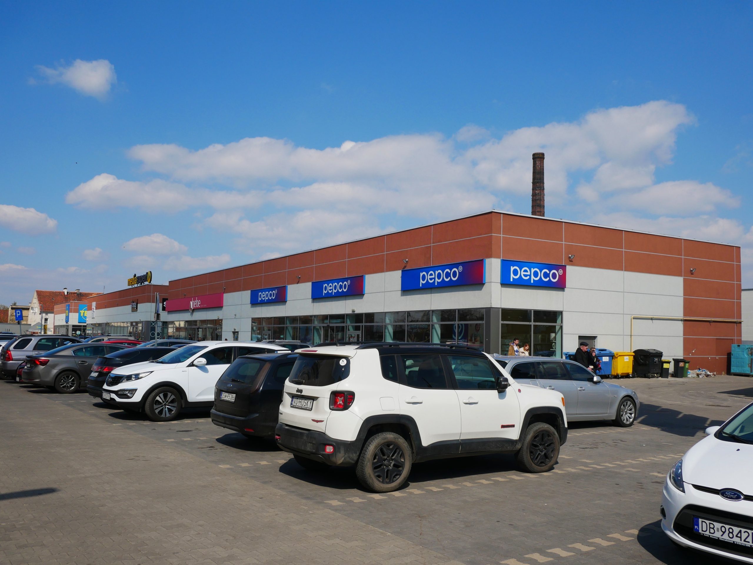 Widok  na jeden z budynków Retail Park w Świebodzicach na ulicy Strzegomskiej 13b- Hebe, Pepco, Media Expert, Tedi.